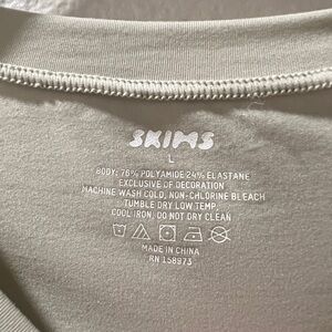 Skims Fits Everybody Long Sleeve in Talc L